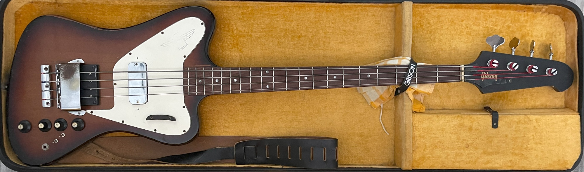 Remise en état d’une guitare basse Gibson Thunderbird 1969