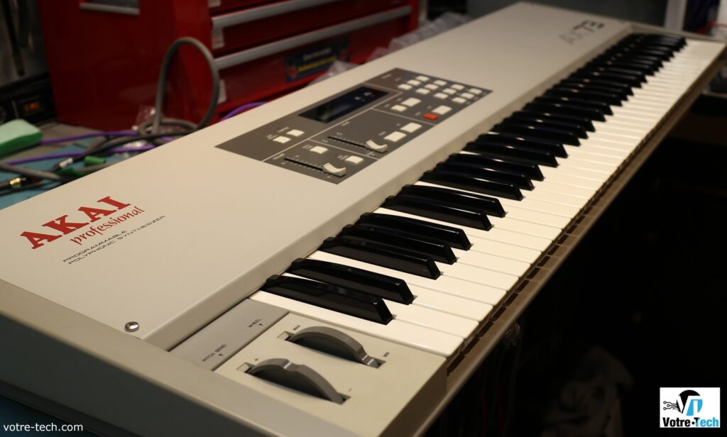 Synthétiseur Akai AX73 en cours de diagnostic sur l'établi
