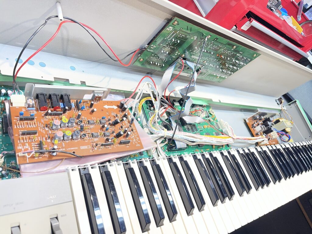 Akai AX73 avec vue interne des circuits imprimés