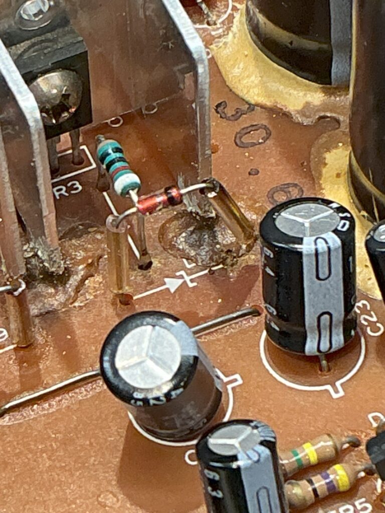 Un diode Zener servant à la régulation, ne faisait plus son travail.